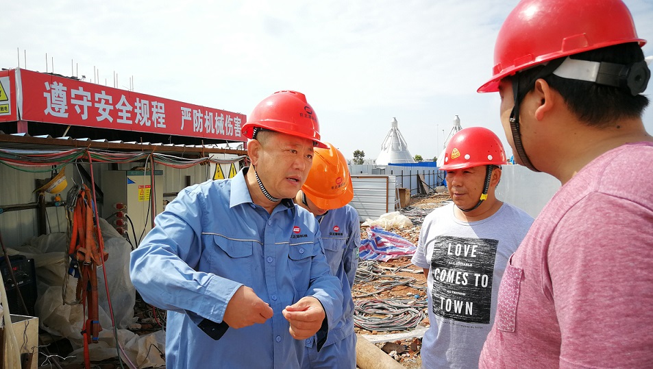 2018年5月2日，股份公司副總裁黃鐵民對科技公司項目現(xiàn)場進(jìn)行安全檢查.jpg